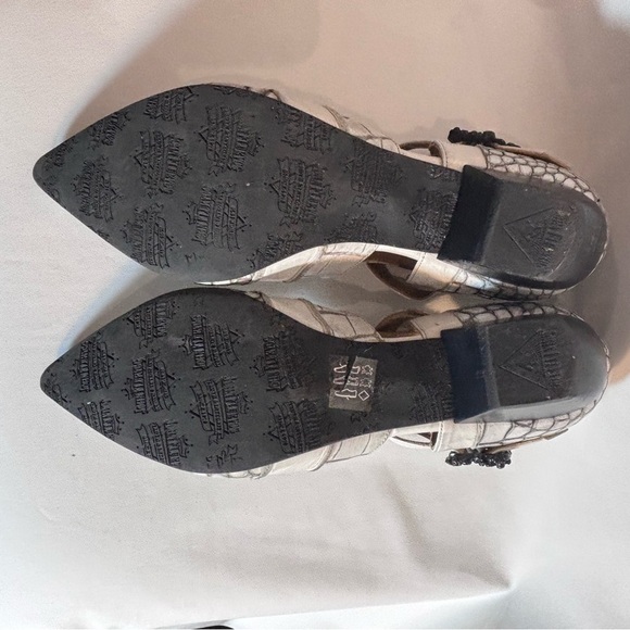 FLUEVOG Truth Alisha Sz 9.5 T-Strap with Skull Buckle Low Heel Leather Sandals - Picture 13 of 15